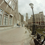 118314 Gezicht op het stadhuis (Stadhuisbrug 1) te Utrecht met op de achtergrond de Domtoren.